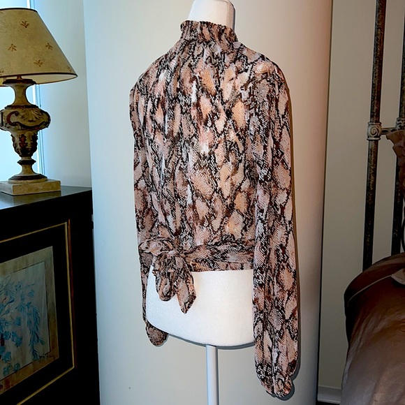 IZI NEW YORK Snake Print Top - Picture 12 of 15